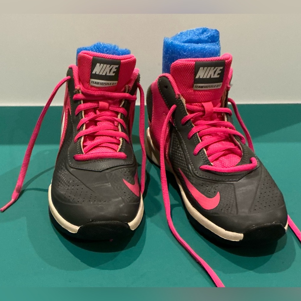 Nike Team Hustle D7 Black and Pink Basketball Shoe Gently Used Size 3Y